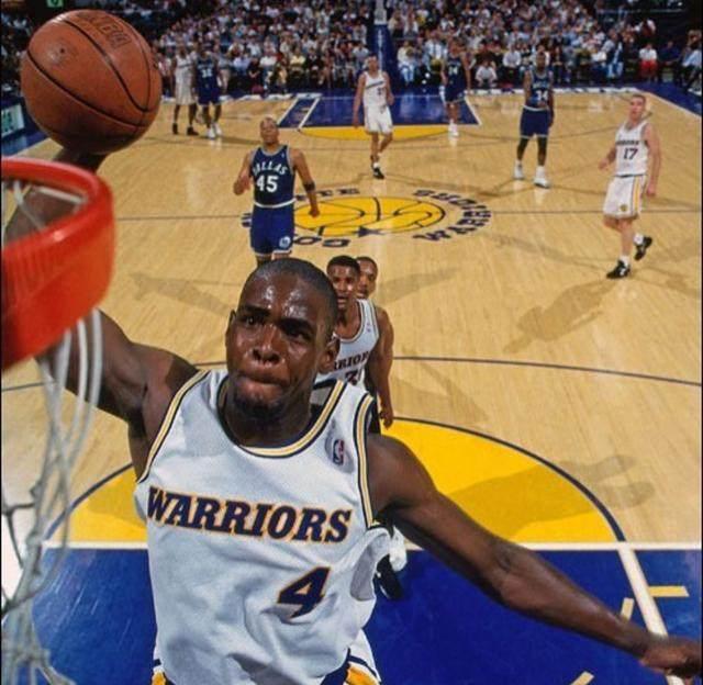 欧文突破防守造成杀伤，制造罚球（欧文强突造犯规，站上罚球线）