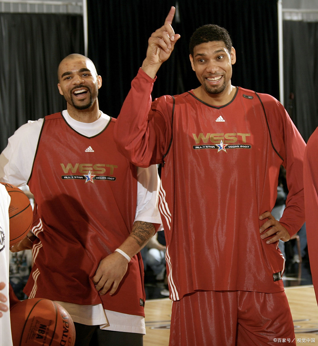 莱奥：我正在学习踢中锋，球队在场内场外都在帮助我（莱奥：正学习胜任中锋，球队场上场下都在帮我）