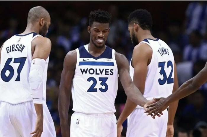 对手主教练无奈摇头（对方主帅无奈摇头）