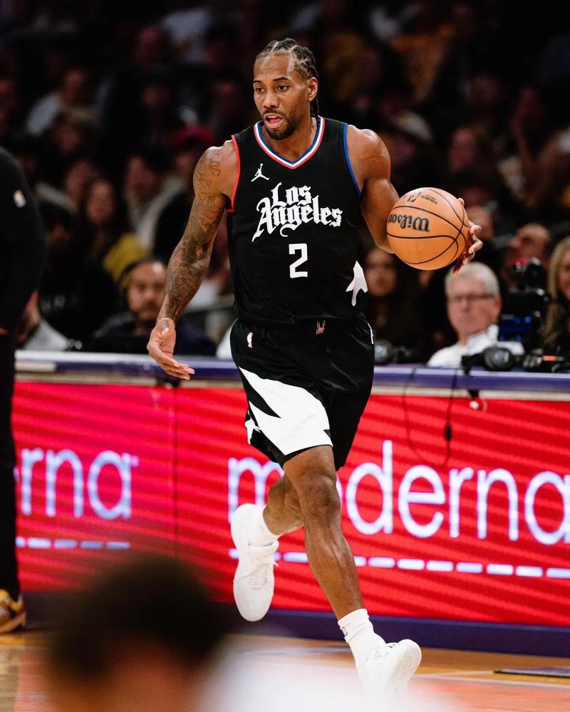 客战梅州建功，英博18岁小将杨铭锐斩获职业生涯首球（客场对阵梅州破门，英博18岁新星杨铭锐喜迎职业处子球）