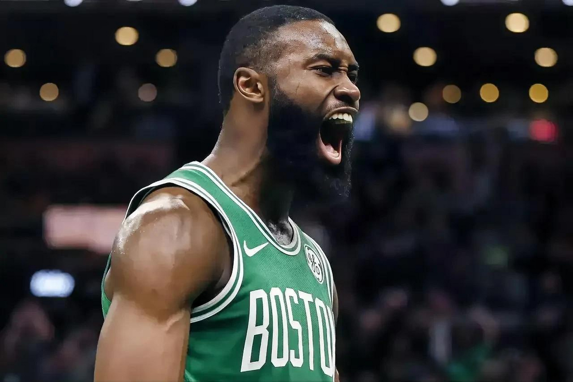 远在迈阿密心系罗马，托蒂和坎德拉用手机观看老东家焦点大战（托蒂与坎德拉身在迈阿密仍牵挂罗马，用手机观看老东家焦点之战）