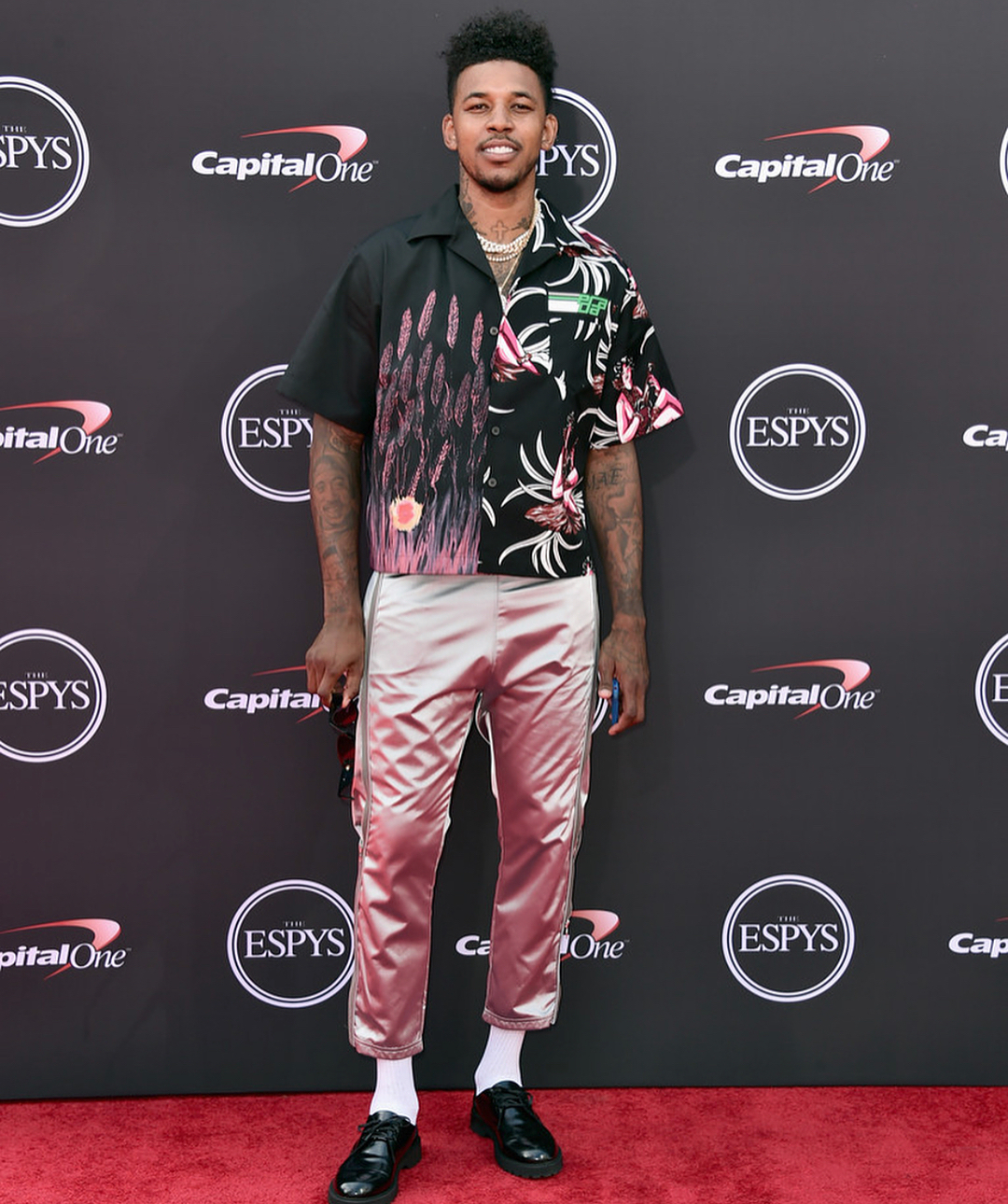 皇马四名首发后卫无人踢完全场，两人染红一人伤退一人被换下（皇马首发后卫无一踢满：两人被罚下、一人伤退、一人被换）