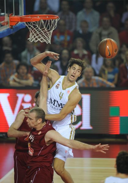 杜兰特超神表现率队逆转取胜（杜兰特神勇爆发带队上演逆转胜）